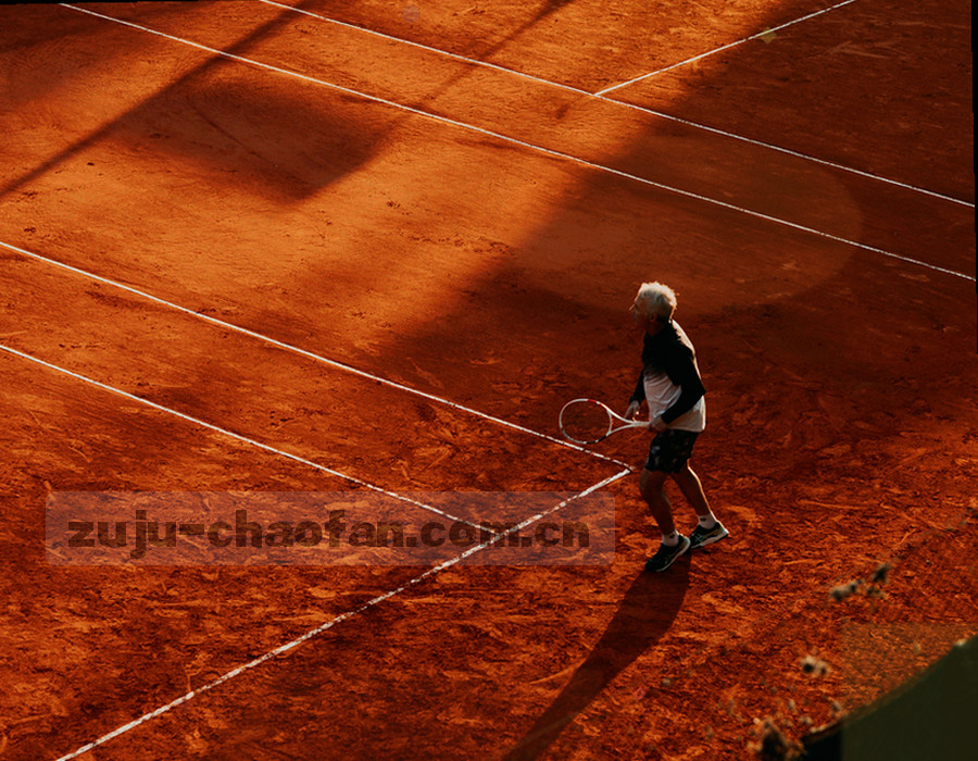 屏幕光映在桌面与手柄上的暗调场景，冷绿与铜金交叠，无品牌标识